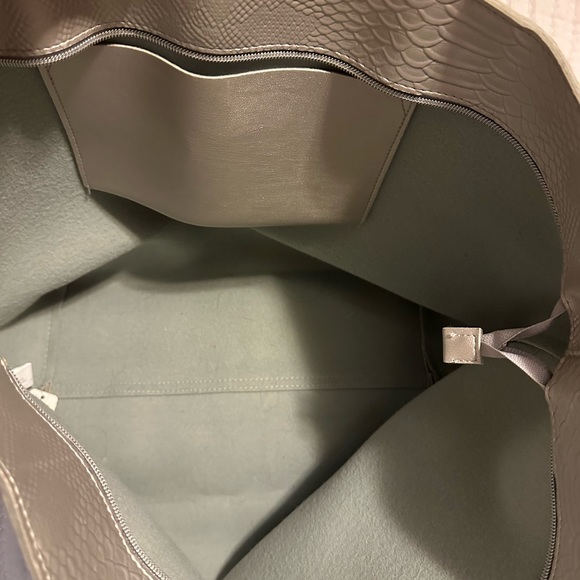 Tote - Picture 3 of 3